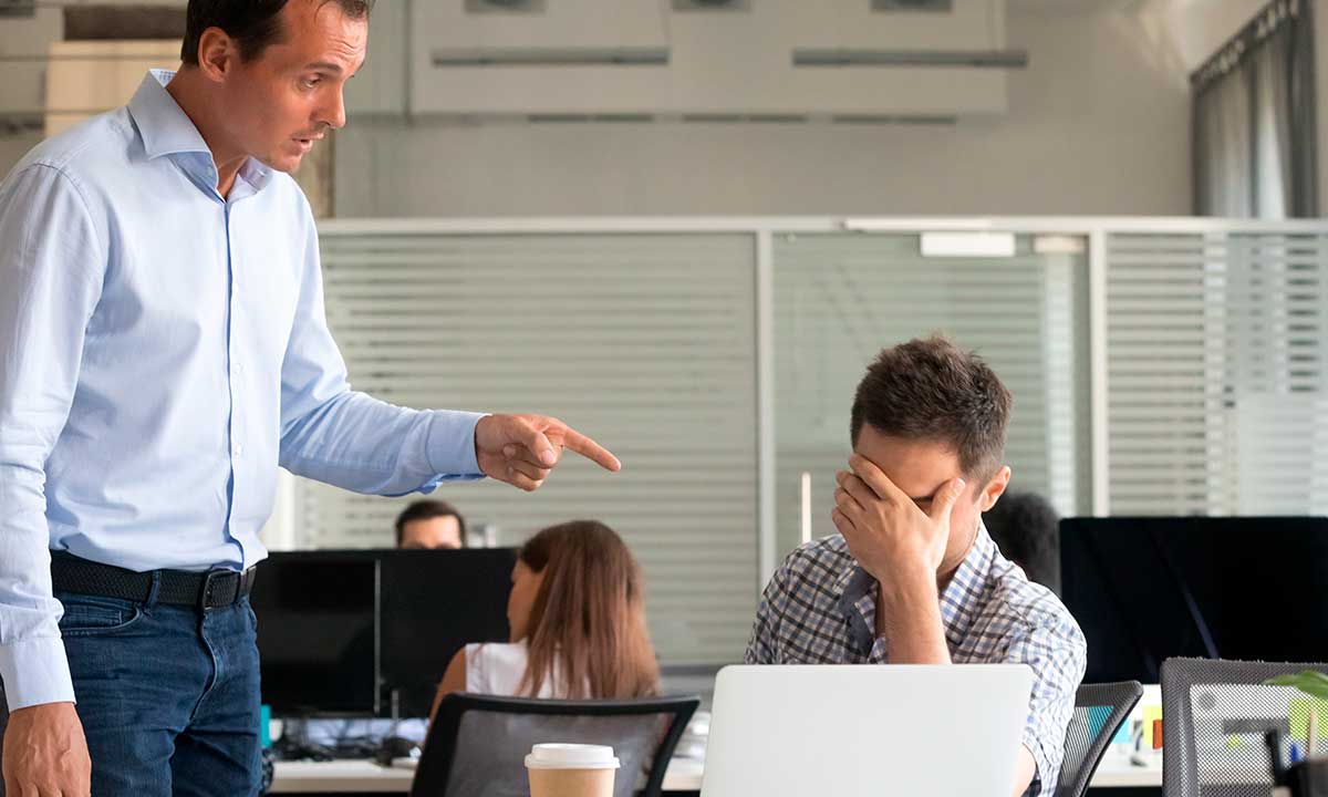 Hombre con Dolor de Cabeza por estrés laboral